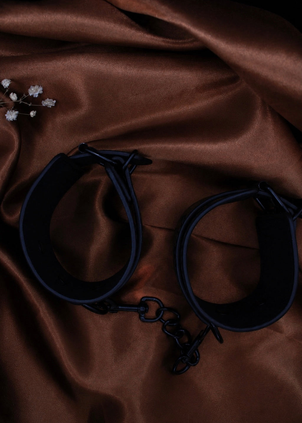MENOTTES EN CUIR