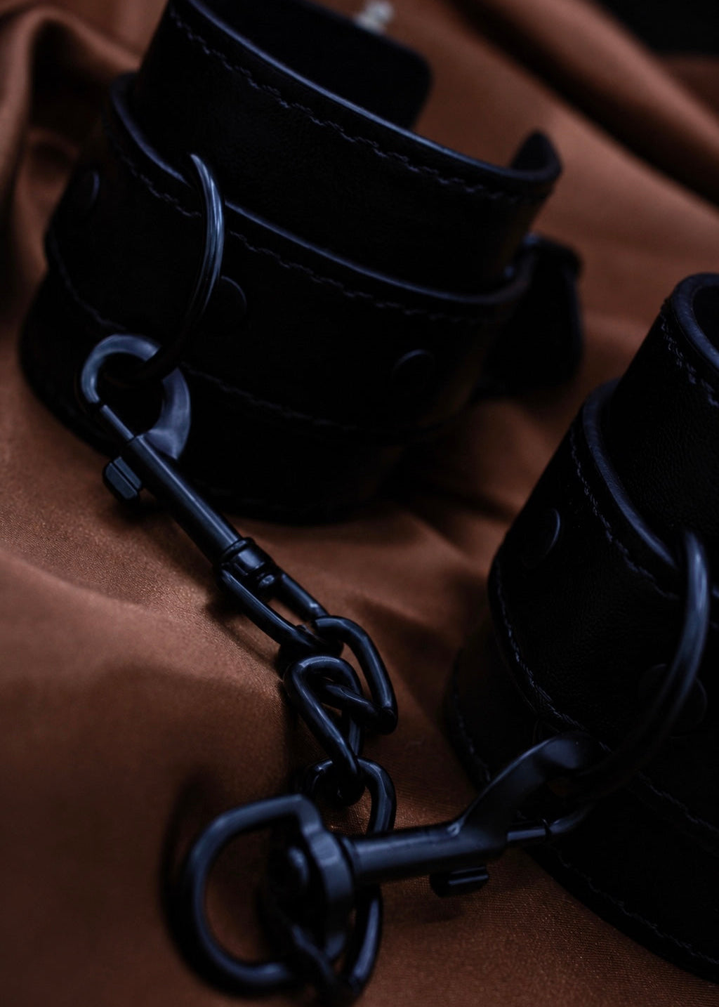 MENOTTES EN CUIR