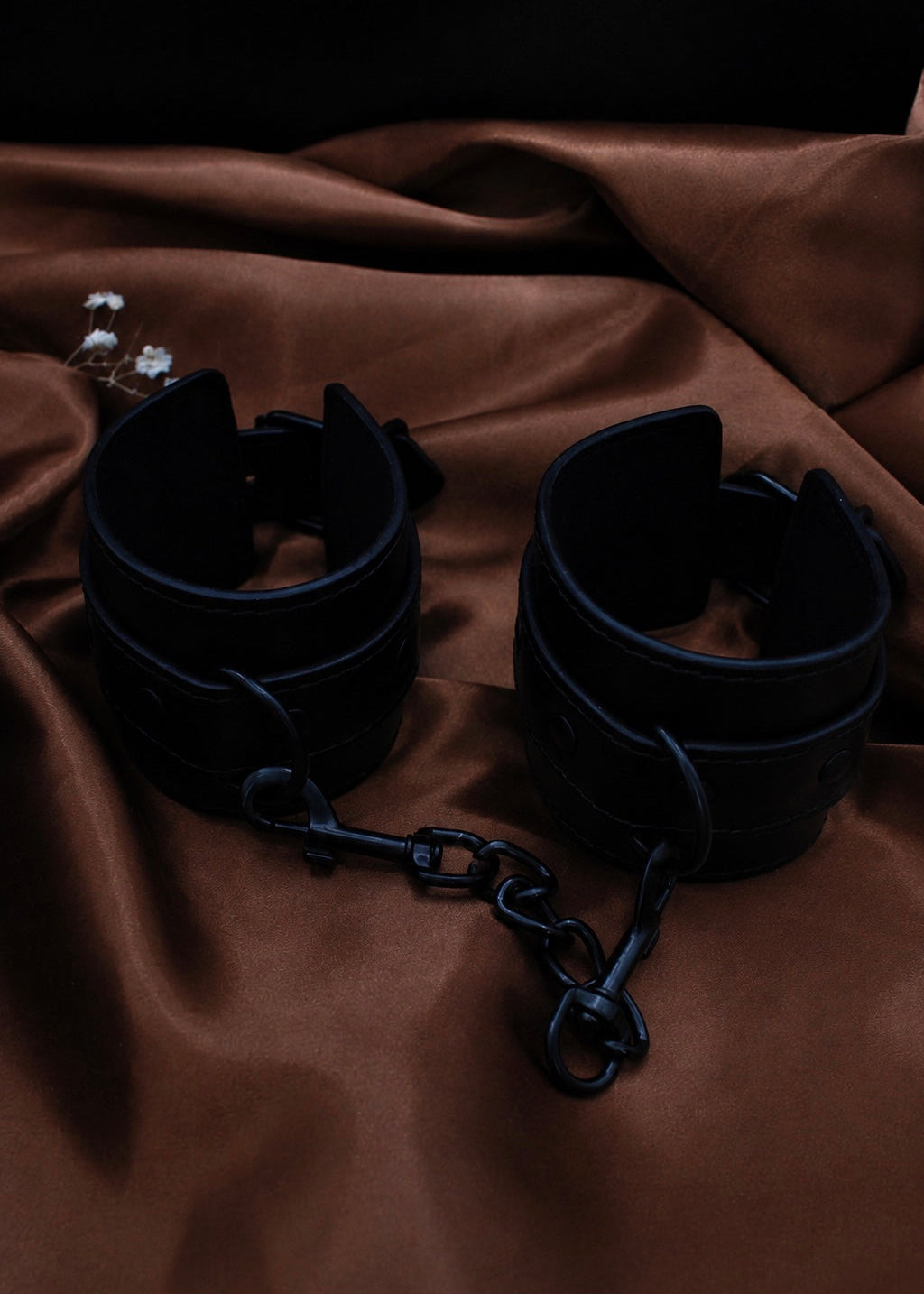 MENOTTES EN CUIR