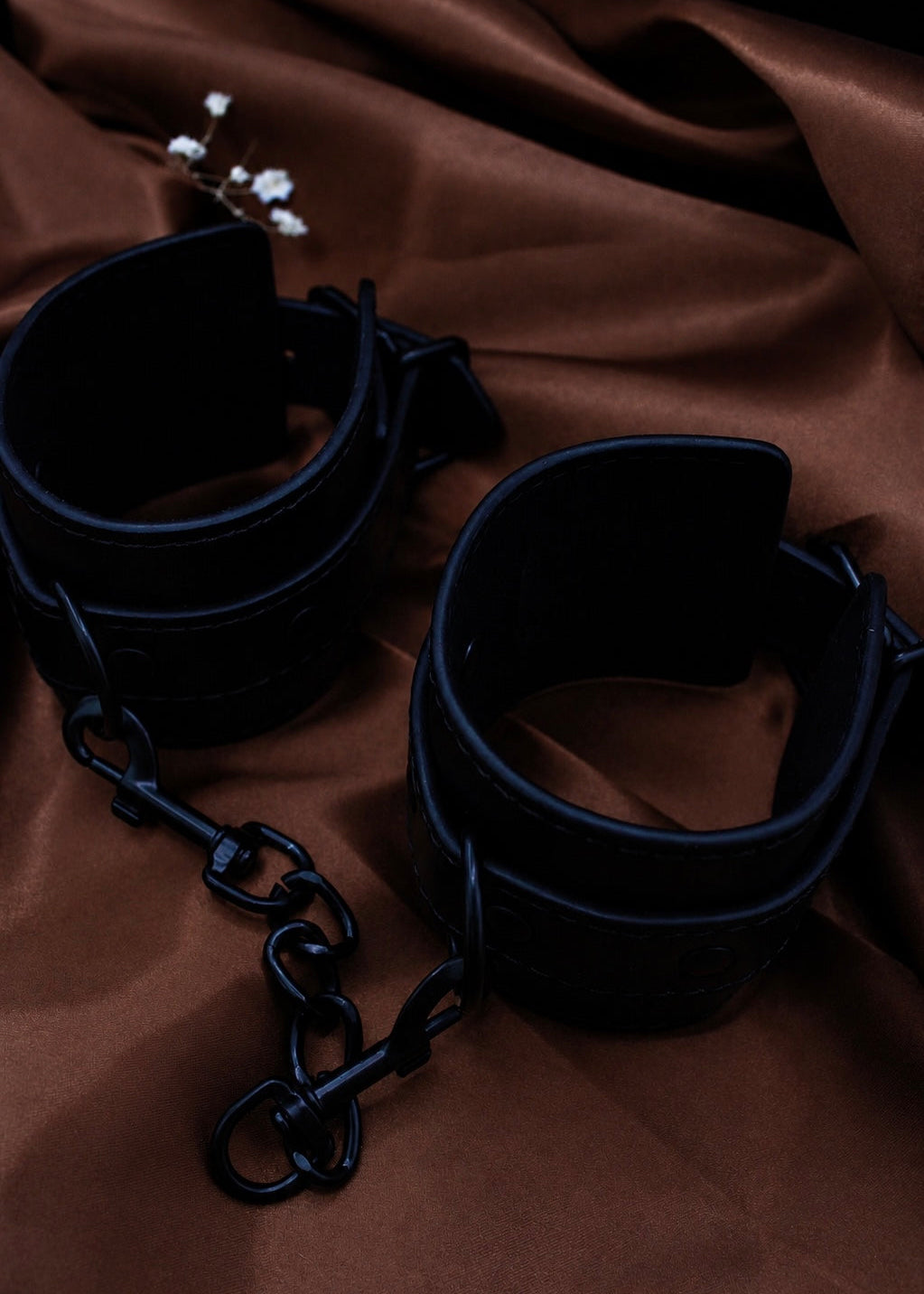 MENOTTES EN CUIR